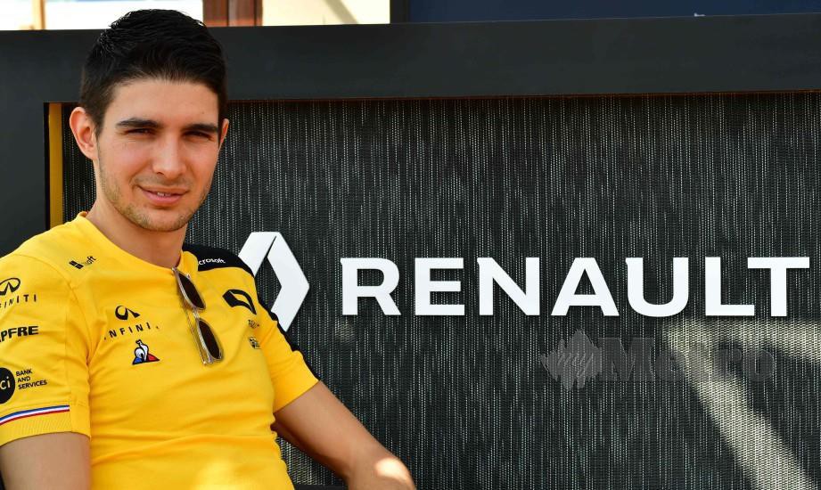 Esteban Ocon bergambar pada hari pertama bersama pasukan Renault. FOTO AFP