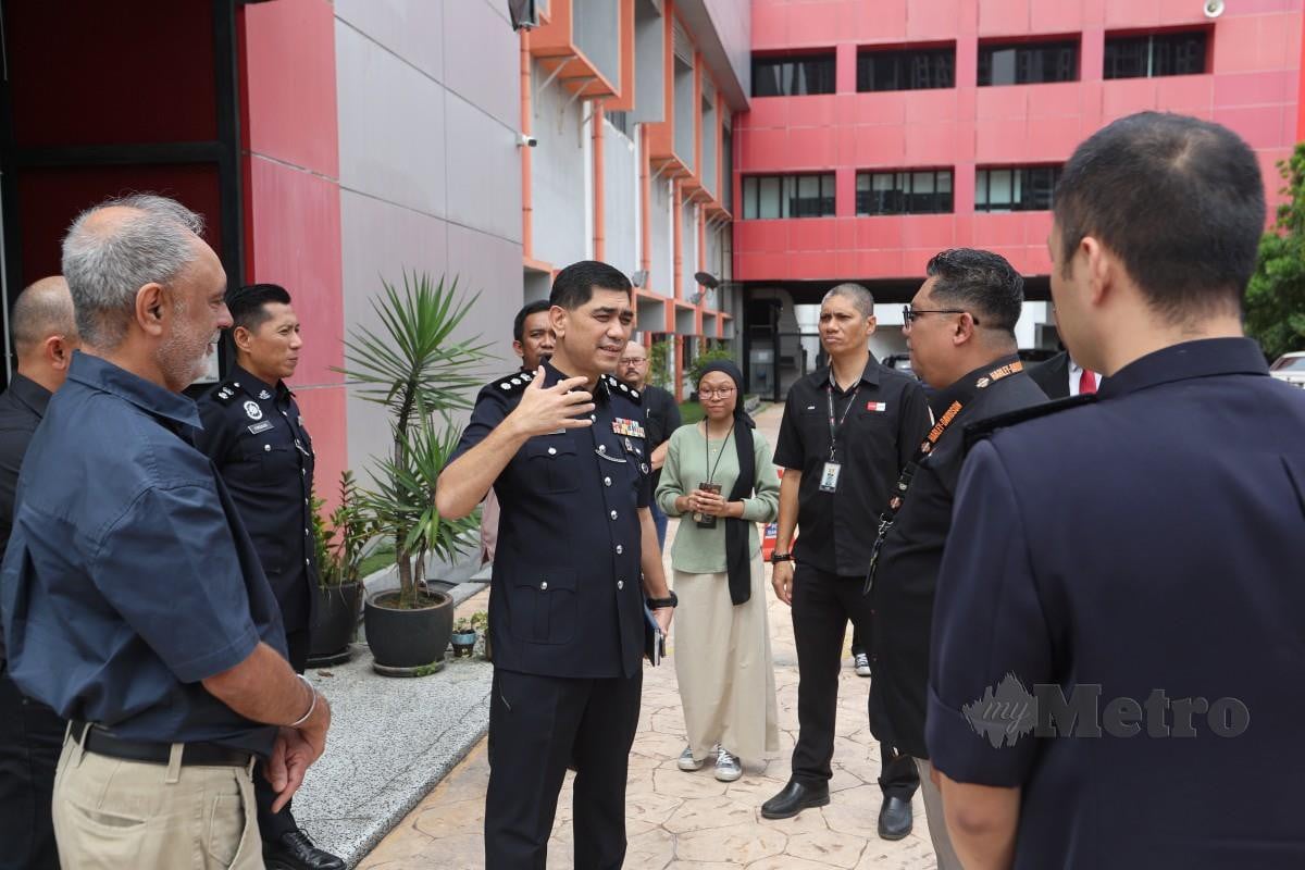 KU Mashariman (tiga dari kiri) bersama Timbalannya, Ahmad Firdaus (dua dari kiri) serta pegawai kanan polis daerah ketika lawatan ke Balai Berita, Jalan Riong. FOTO Osman Adnan