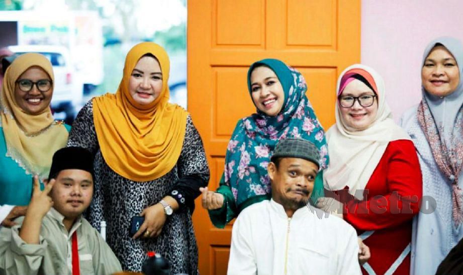 PENGERUSI Ahli Lembaga Pelawat Rumah Sinar Pelangi, Mizma Appehdullah (tengah), meraikan ulang tahun kelahiran dan berbuka puasa bersama penghuni OKU. Foto ihsan pembaca.