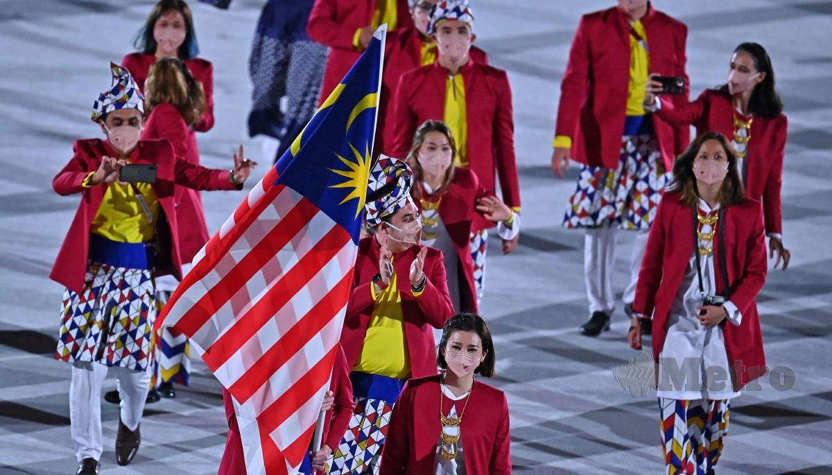 KONTINJEN Malaysia berarak masuk dalam upacara perasmian Sukan Olimpik 2020 di Stadium Olimpik di Tokyo malam tadi. FOTO AFP