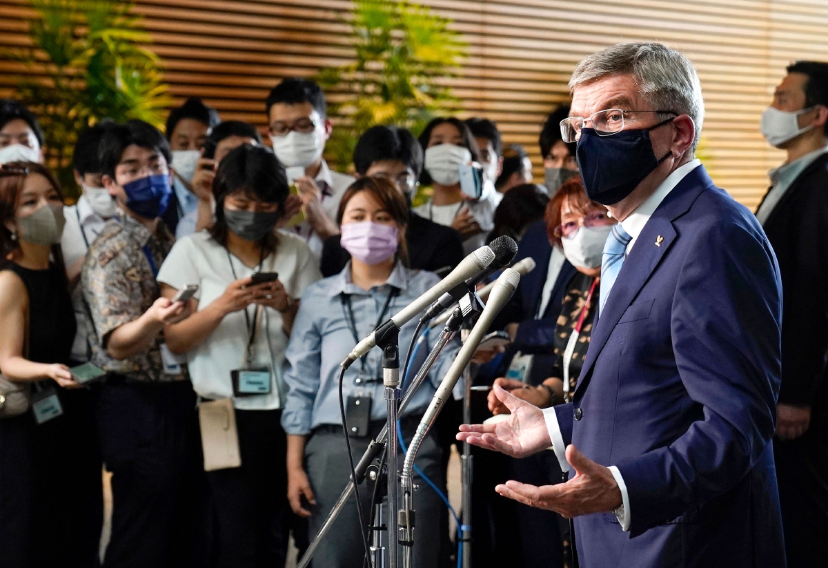 BACH bercakap kepada media di Tokyo. FOTO AFP 