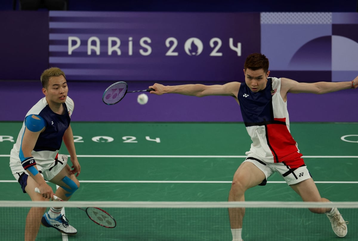 AARON (kiri) dan Wooi Yik menewaskan Rankireddy dan Shetty untuk layak ke separuh akhir beregu lelaki Paris 2024. FOTO REUTERS