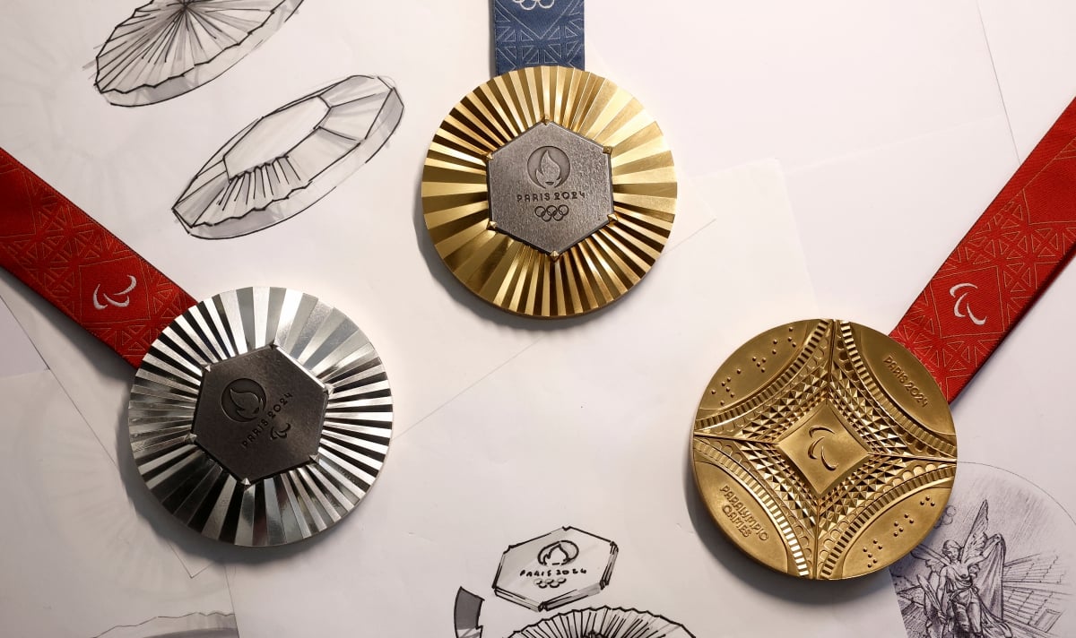 PINGAT emas Sukan Olimpik Paris dan Paralimpik dihiasi logam daripada Menara Eiffel di tengahnya. FOTO Reuters