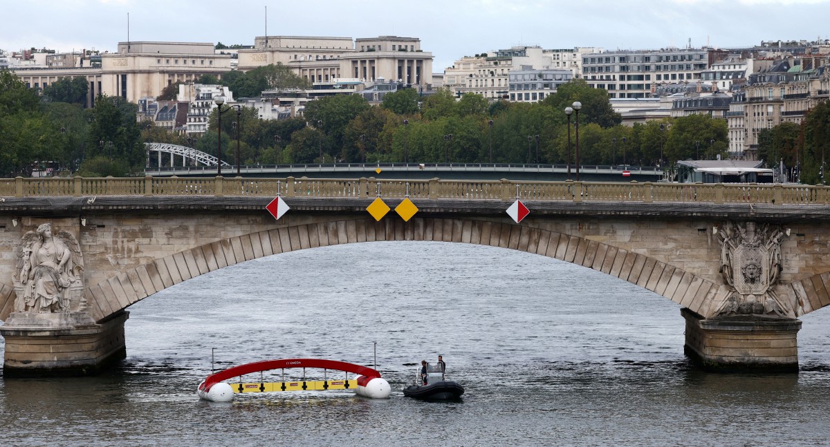AIR Sungai Seine dikatakan tercemar berikutan hujan lebat di Paris sejak kebelakangan ini. FOTO Reuters