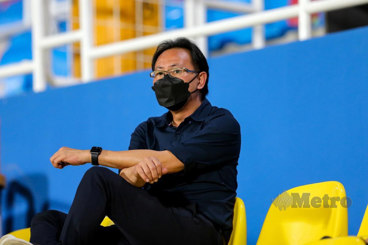 Pengendali Sabah FC, Datuk Ong Kim Swee menyaksikan perlawanan Piala Malaysia. FOTO Aswadi Alias