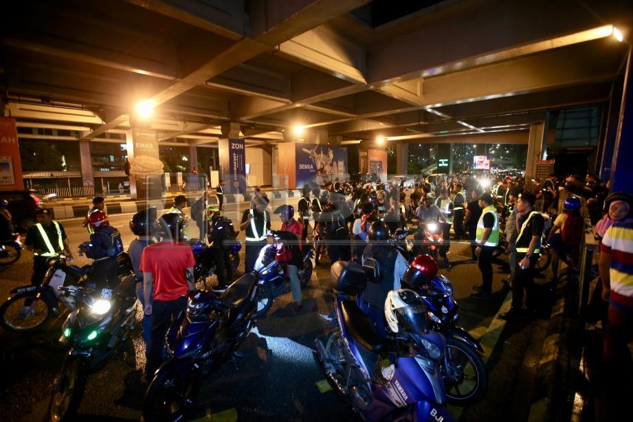 ANGGOTA JPJ memeriksa kenderaan dalam sekatan jalan raya pada Operasi Bersepadu Ambang Tahun Baharu 2019 di Jalan Bangsar menghala ke ibu negara, malam tadi. FOTO Mohd Khairul Helmy Mohd Din.