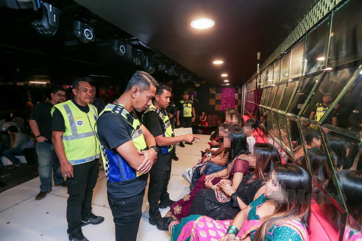 POLIS menjalankan siasatan terhadap GRO yang ditahan di sebuah kelab malam di Jalan Dang Wangi. FOTO Aswadi Alias