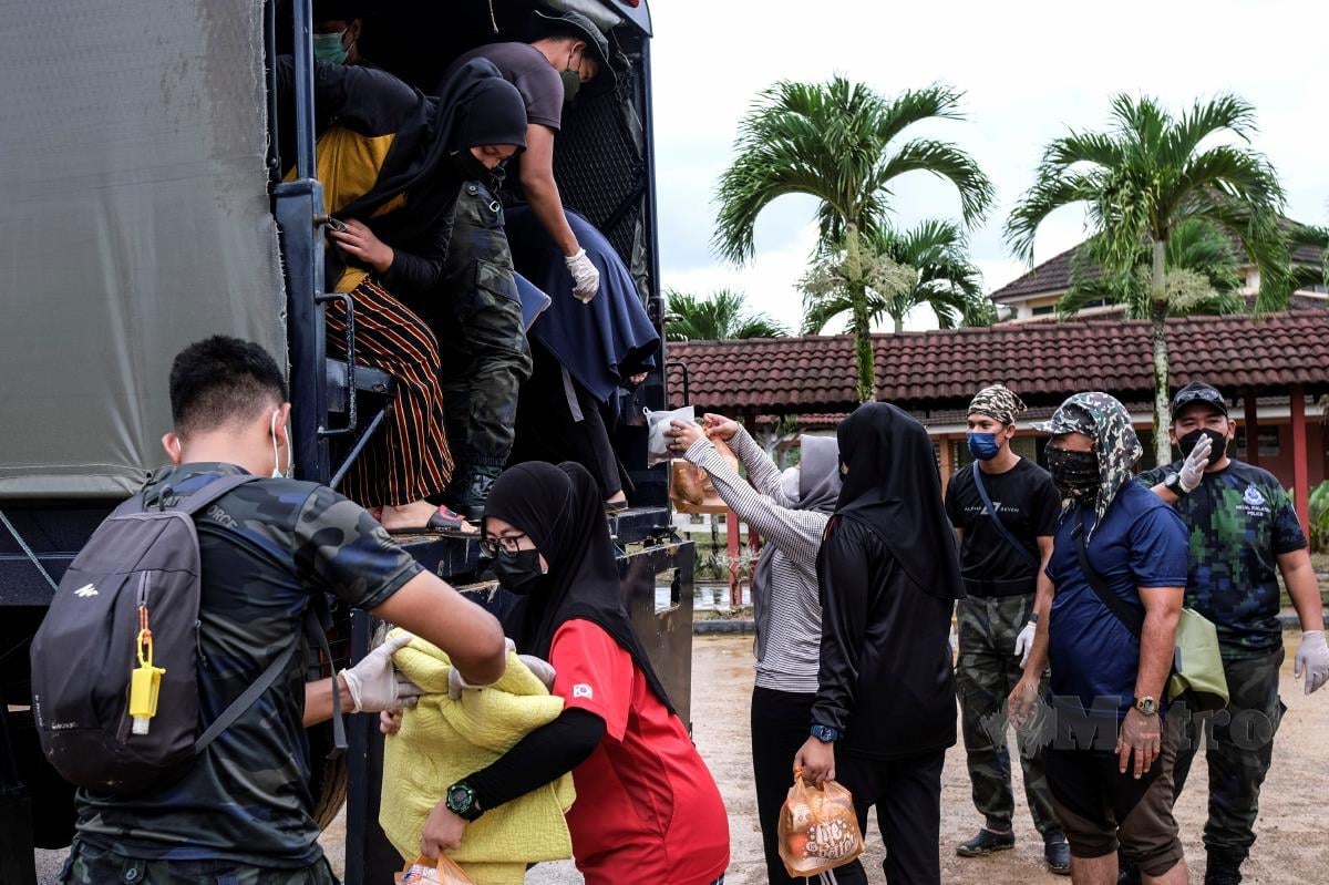 Seramai 82 calon Sijil Pelajaran Malaysia (SPM) dari Sekolah Menengah Kebangsaan Ayer Puteh menaiki trak polis untuk dipindahkan ke asrama Sekolah Menengah Kebangsaan Cheneh Baru berikutan sekolah itu dinaiki air di sini hari ini. FOTO BERNAMA