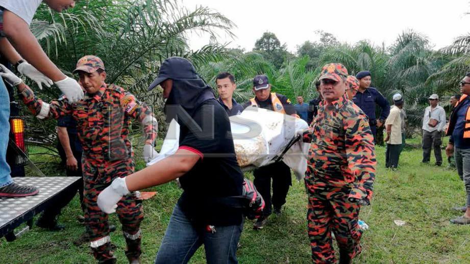 BOMBA mengusung jenazah seorang daripada mangsa lemas yang terjatuh di Sungai Penyiram Durian Mentangau Jumaat lalu, yang  ditemui pasukan mencari dan menyelamat hari ini. FOTO Rosli Ilham