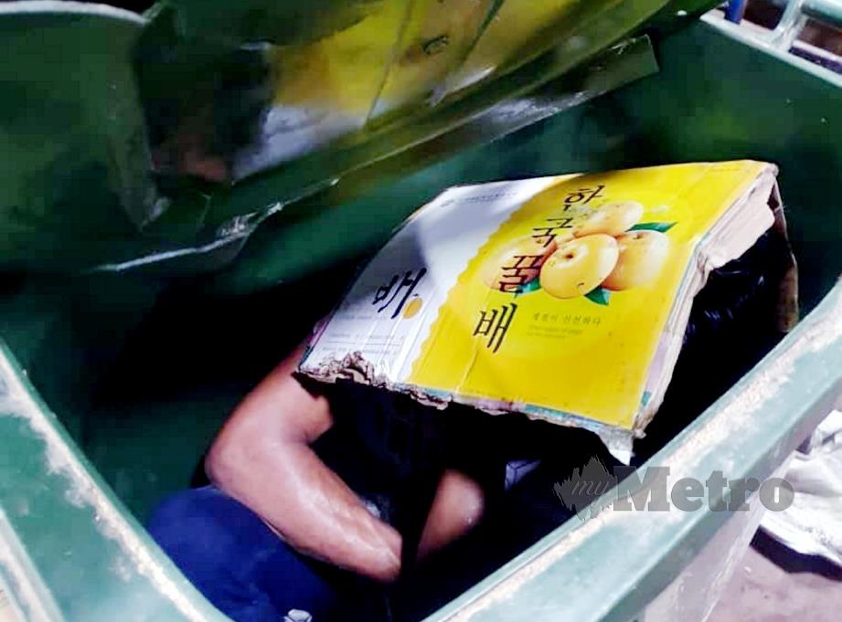 ANTARA Pati menyorok dalam tong sampah dalam serbuan JIM Kuala Lumpur di Pasar Borong Kuala Lumpur, hari ini. FOTO ihsan imigresen. 