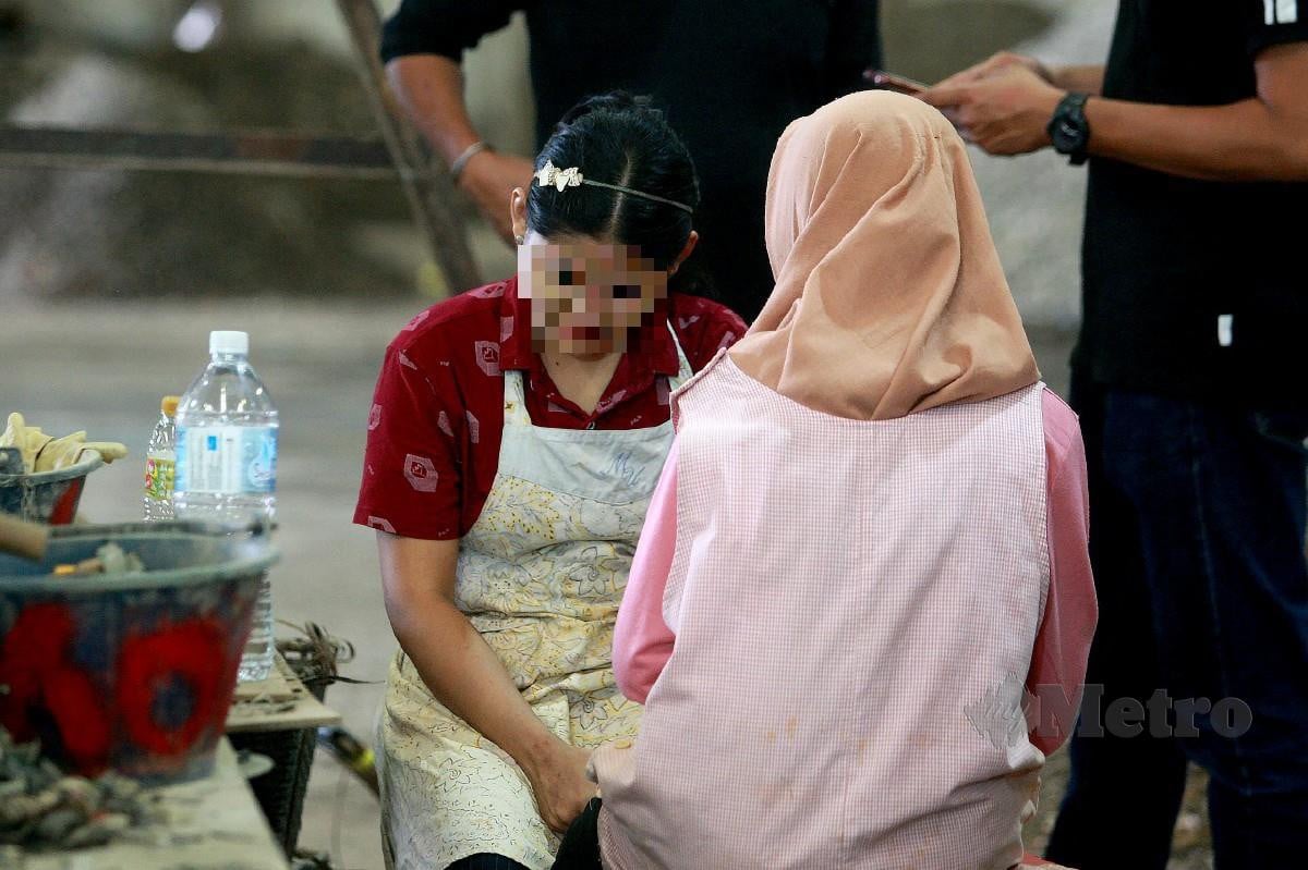 REMAJA perempuan yang dijadikan buruh paksa diselamatkan  Atipsom JSJ Bukit Aman yang menjalankan serbuan di sebuah kilang kitar semula barangan elektronik di Telok Gong, Pelabuhan Klang, hari ini. FOTO Faiz Anuar