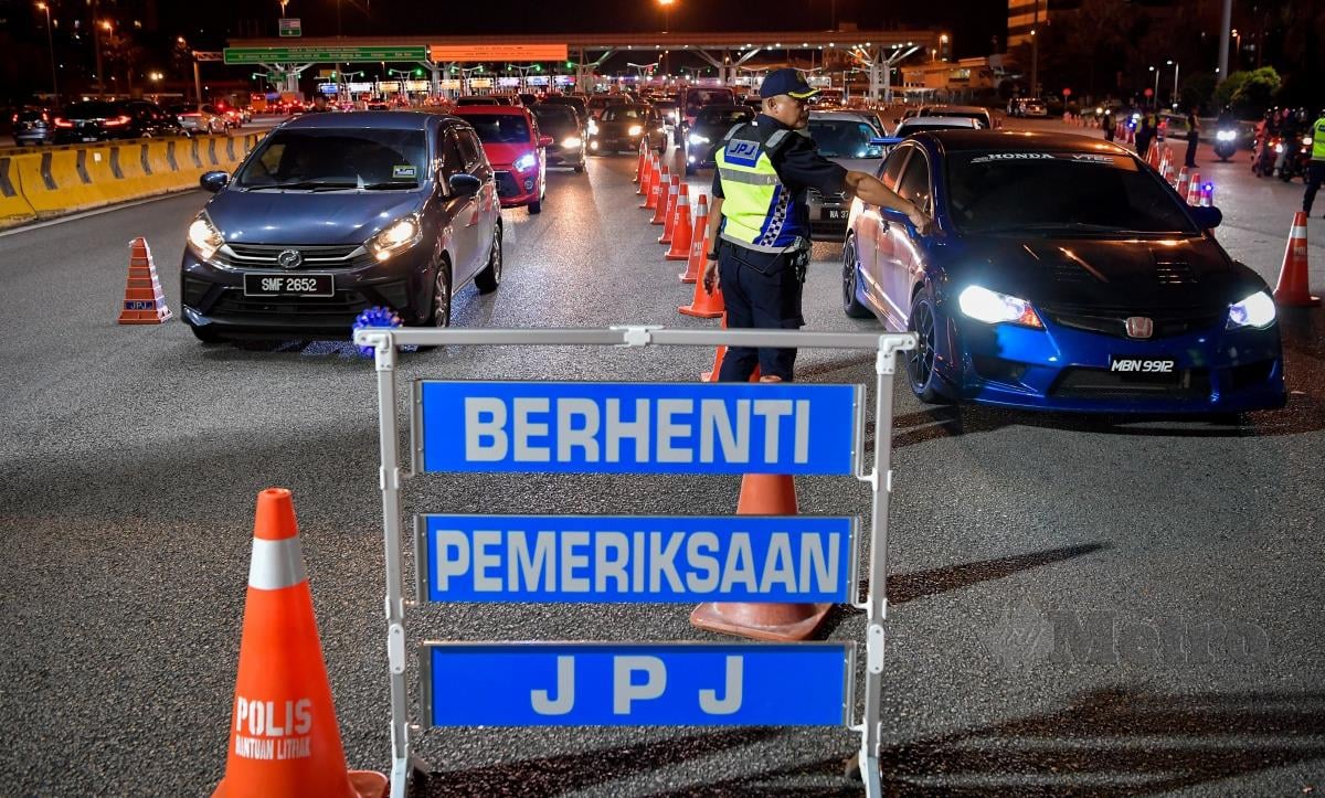 Penguatkuasa Jabatan Pengangkutan Jalan Negeri Selangor membuat pemeriksaan kenderaan dan dokumen perjalanan pada Ops Khas sempena Hari Raya Aidiladha (HRAA) 2024.