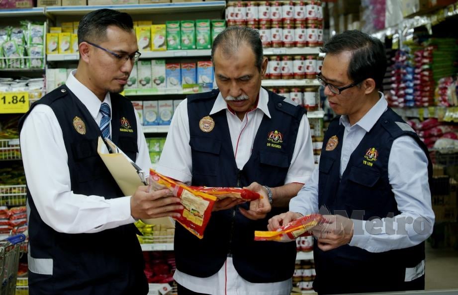 Pengarah JKN, Dr Rushdi Ramly (tengah) dan Chee Leong (kanan) memeriksa produk pada Operasi Hari Raya (Ops Raya 2019) di sebuah pasar raya di Ayer Keroh. FOTO Khairunisah Lokman.