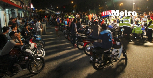 Antara penunggang motosikal yang ditahan polis bagi pemeriksaan ketika operasi di Melaka baru-baru ini. - Foto Fail