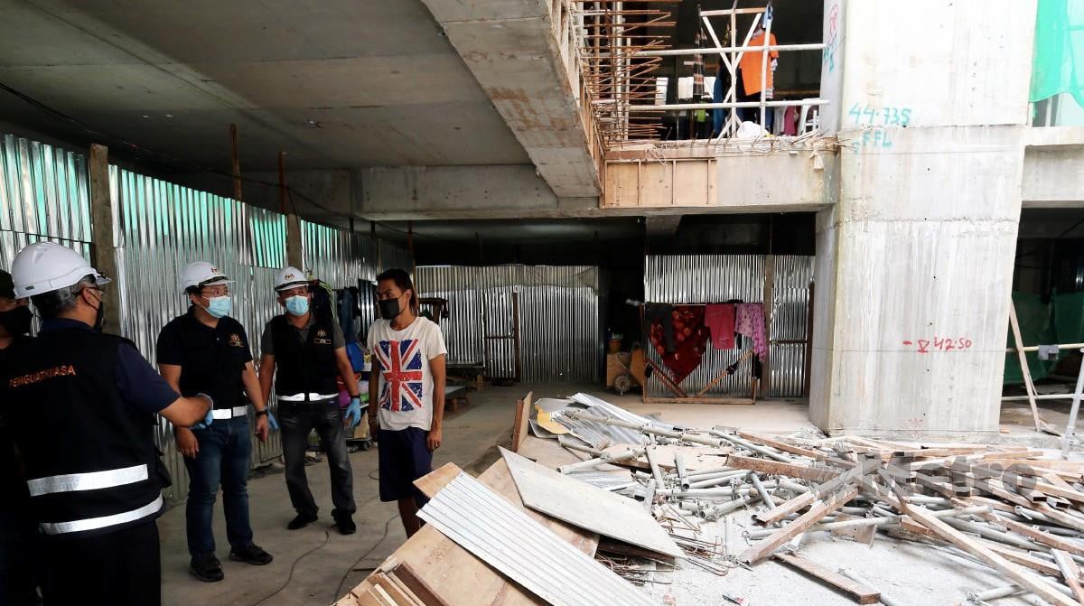 Pegawai Penguatkuasa melakukan pemeriksaan di tapak pembinaan Bangunan Utama Struktur, di Jalan Pudu. FOTO AMIRUDIN SAHIB.