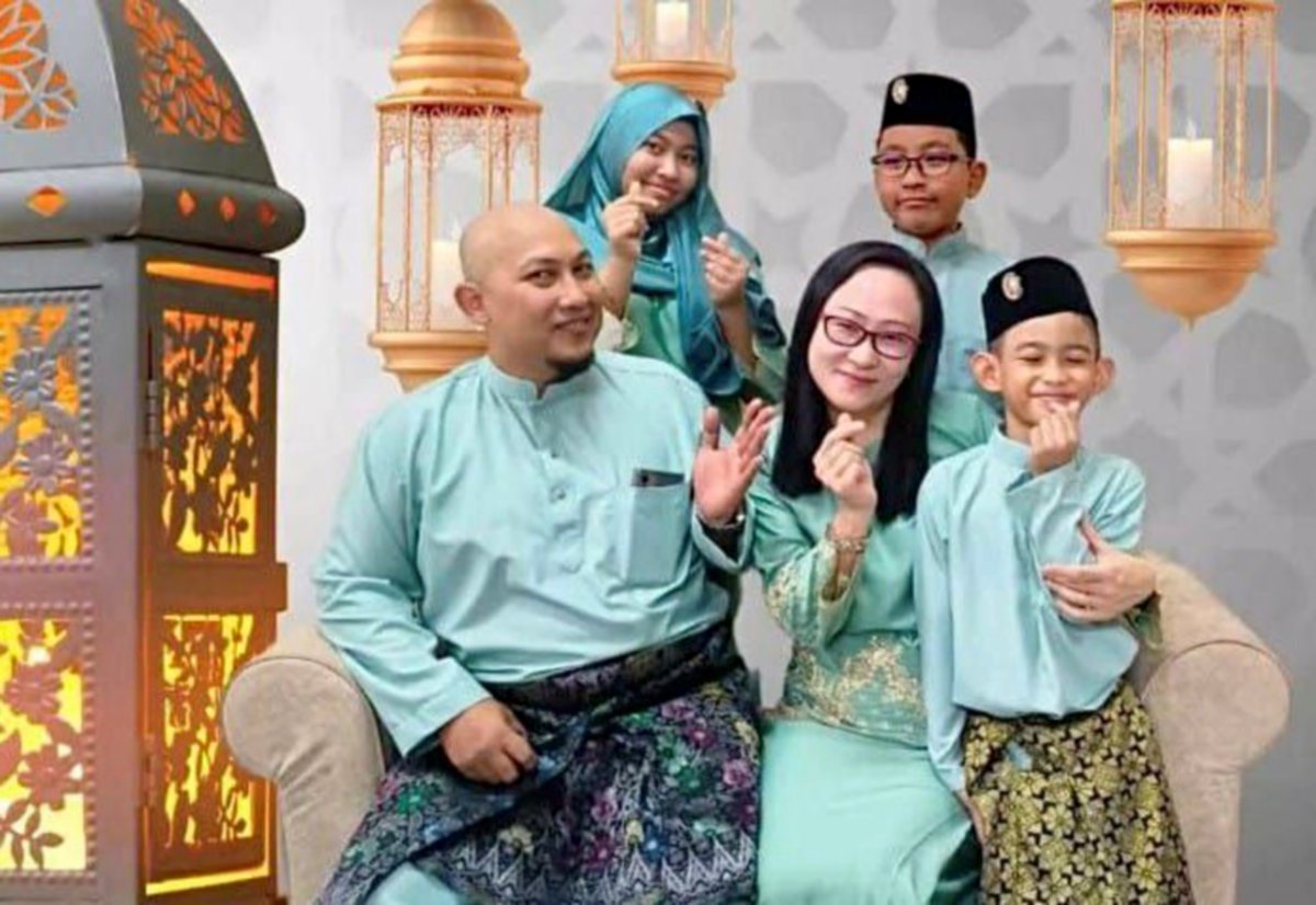 DR Sofea Nur Ain (duduk, tengah) bersama suami, dua anak angkat dan seorang anak kandungnya.