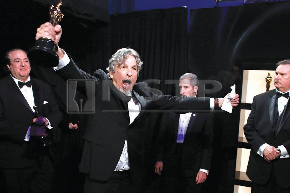 REAKSI pengarah Peter Farrelly selepas menerima trofi Oscar Filem Terbaik Anugerah Academy ke-91 yang berlangsung di Dolby Theatre, Hollywood, California. FOTO AFP