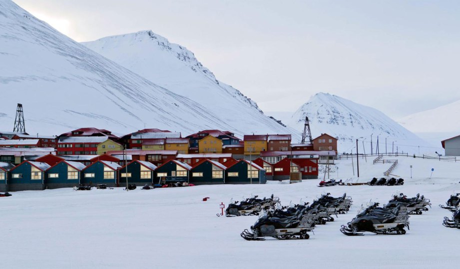 BANDAR Lonyearbyen di Svalbard, Norway yang hanya mempunyai 2,000 penduduk. FOTO AFP