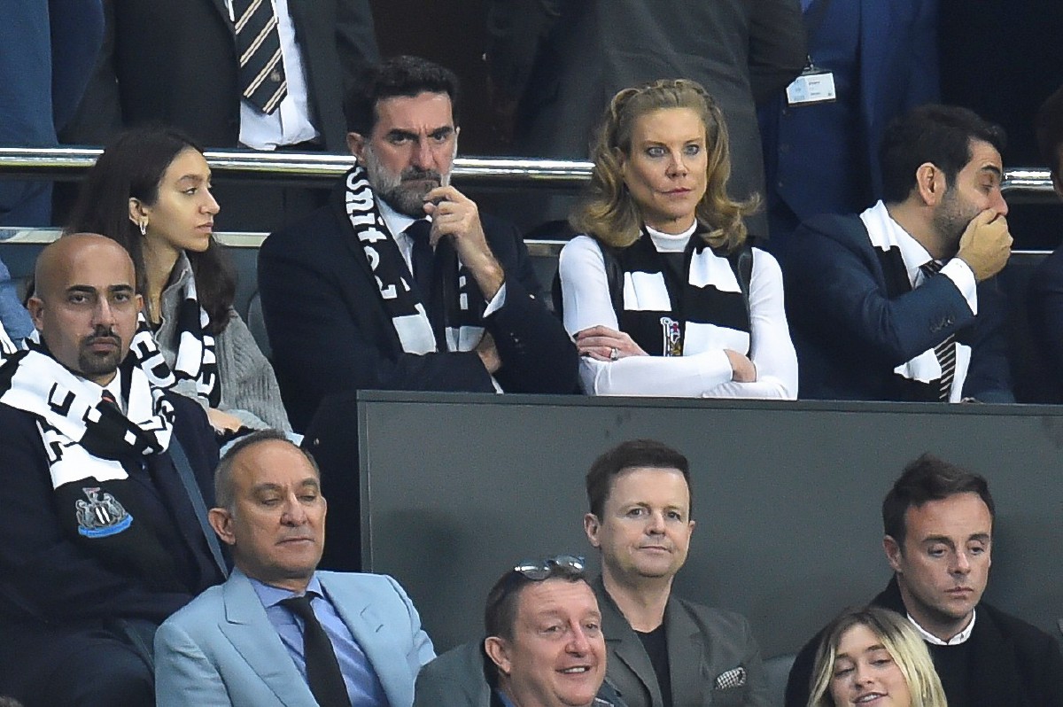 Pengerusi baharu Newcastle United, Yasir Al-Rumayyan dari Arab Saudi (dua kiri) dan Amanda Staveley (tengah kanan) menyaksikan perlawanan membabitkan Newcastle menentang Tottenham. FOTO EPA