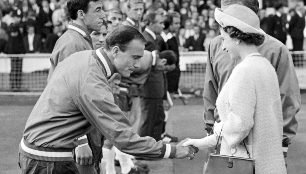COHEN (kiri) nadi penting skuad England 1966. FOTO AP 