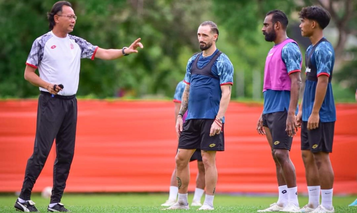 KIM Swee memberi amanat kepada pemain ketika latihan menghadapi JDT di Likas. FOTO Ihsan Sabah FC