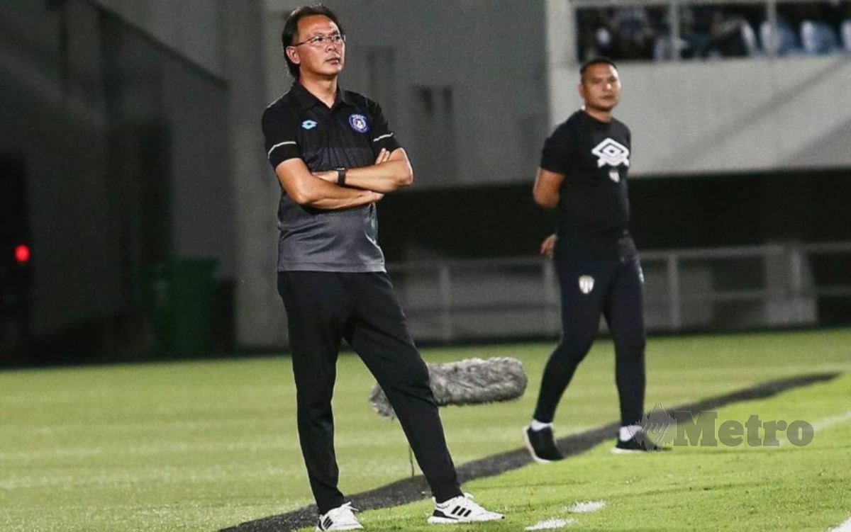 KIM Swee (kiri) pada perlawanan Liga Super menentang Terengganu FC di Stadium Sultan Mizan Zainal Abidin. FOTO GHAZALI KORI