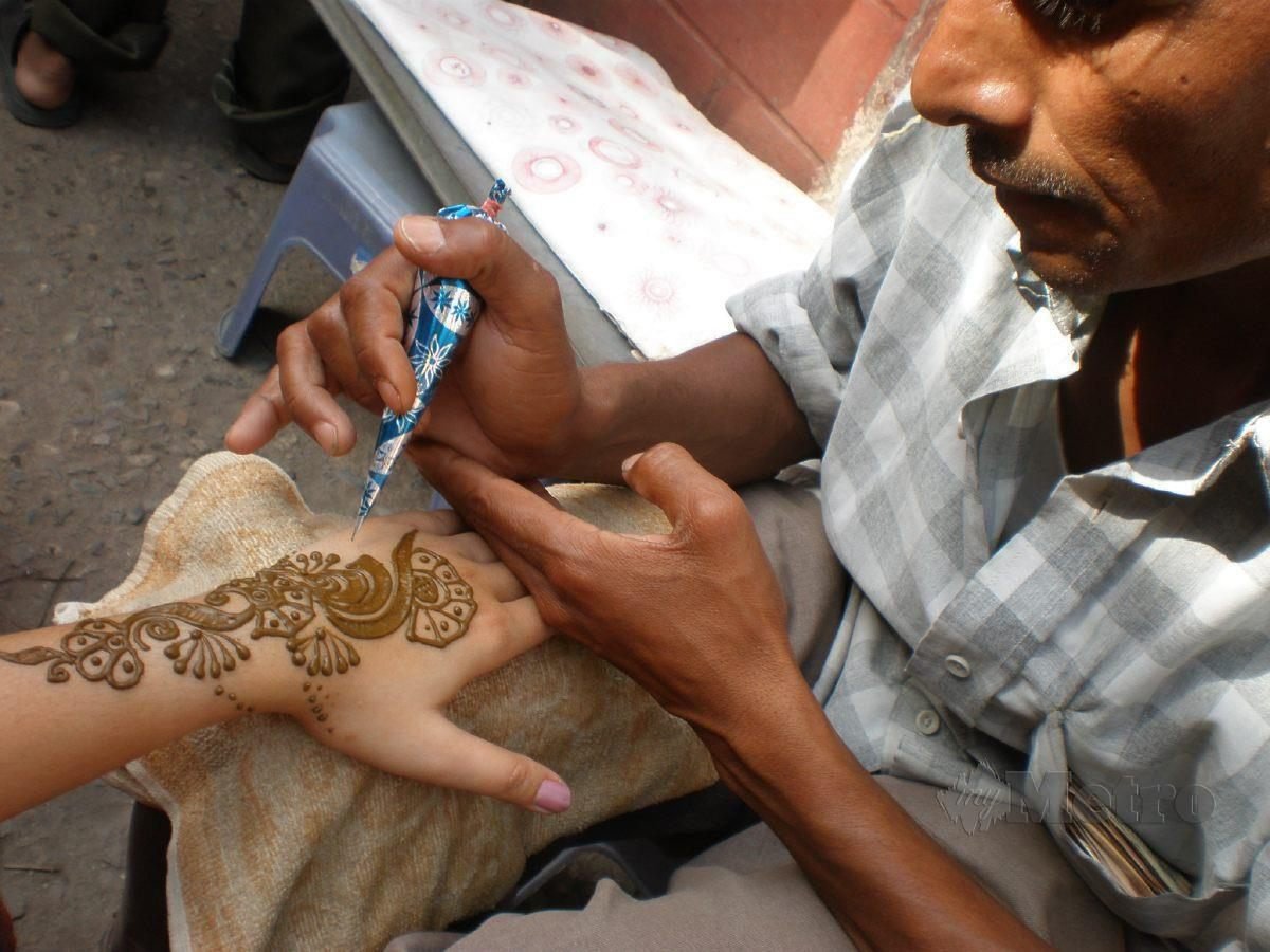 WAWA mengambil kesempatan memakai henna.