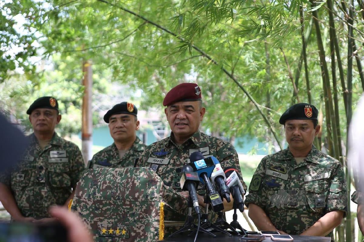 Panglima Tentera Darat, Jeneral Tan Sri Muhammad Hafizuddeain Jantan bersalaman bersama pegawai kanan ketika hadir Majlis Aidilfitri di Kem Gubir di sini, hari ini. FOTO TENTERA DARAT MALAYSIA