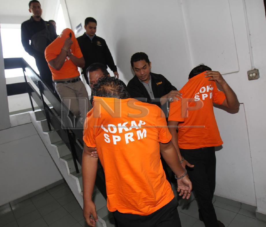 ANGGOTA SPRM membawa  tiga pegawai PAID selepas mendapat arahan tahanan reman berkaitan kes rasuah berjumlah RM600 di Mahkamah Majistret Klang. -Foto SYARAFIQ ABD SAMAD