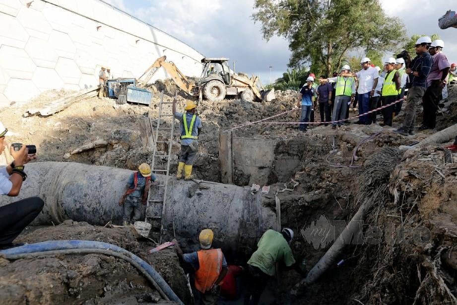 Dr Xavier (tiga dari kanan) meninjau kerja pembaikan tiga paip utama berhampiran projek pembinaan lebuhraya WCE Banting-Taiping yang pecah hujung minggu lalu. Foto Roslin Mat Tahir