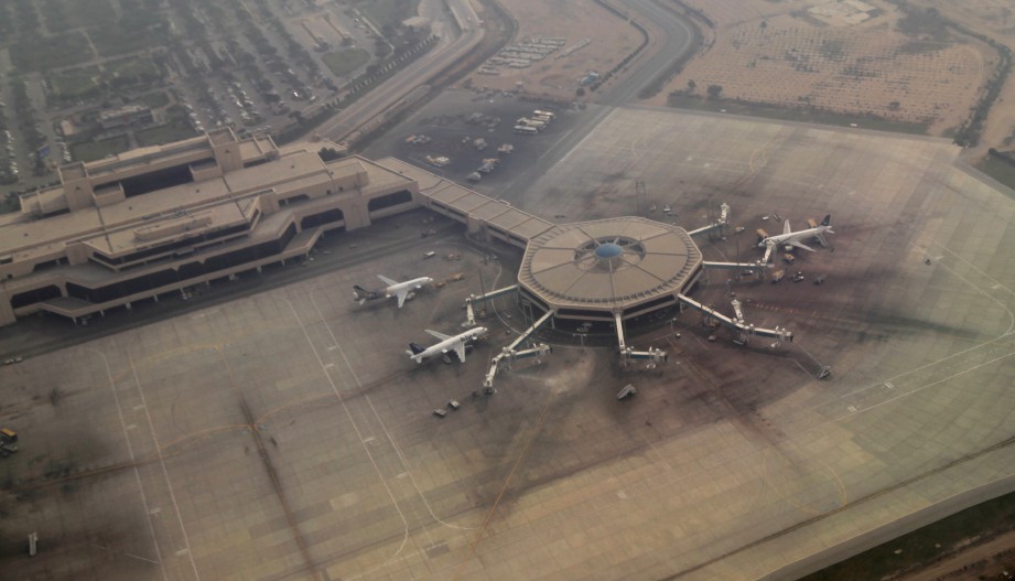 RUANG udara Pakistan kini dibuka semula kepada penerbangan awam. FOTO REUTERS