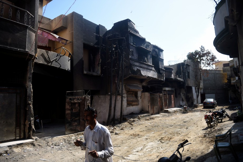 KAWASAN perumahan yang rosak selepas dirempuh pesawat PIA yang terhempas pada 22 Mei lalu. FOTO AFP 