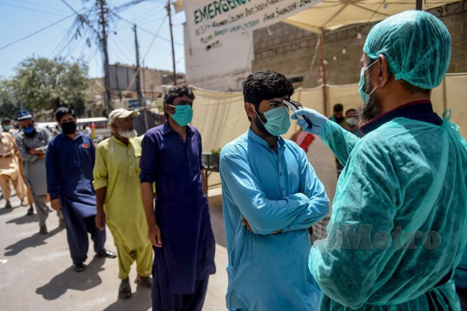 PIHAK berkuasa Pakistan melakukan pemeriksaan kesihatan. FOTO AFP
