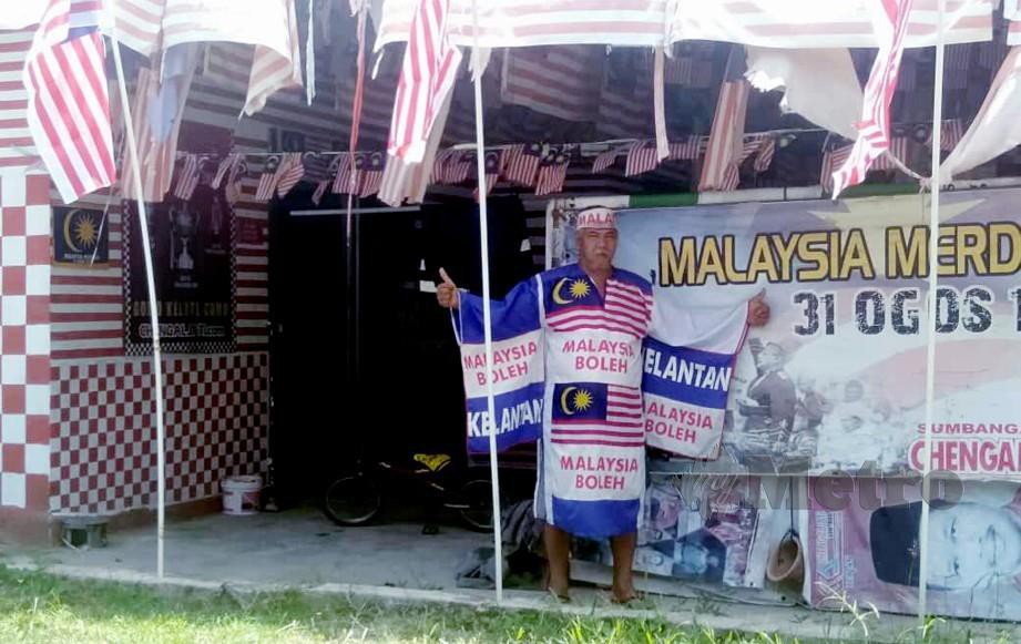 PAK Do di kediamannya yang dipenuhi dengan bendera Malaysia. FOTO NSTP 