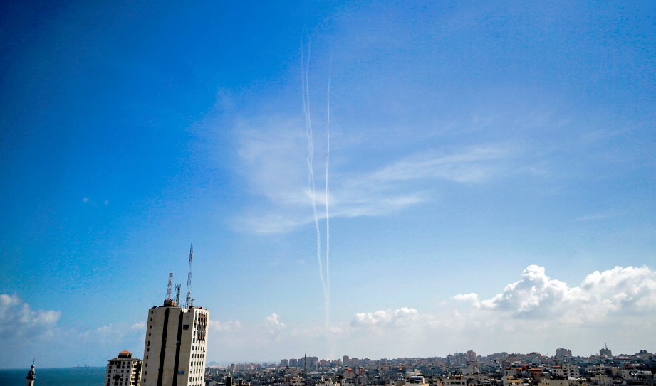 GAMBAR menunjukkan asap dari roket Hamas di Gaza City. Ia ketika latihan ketenteraan. FOTO AFP 