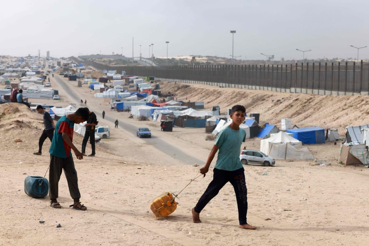 KANAK-KANAK di Rafah, Gaza mencari bekalan air di kem perlindungan berhampiran sempadan Mesir. FOTO AFP