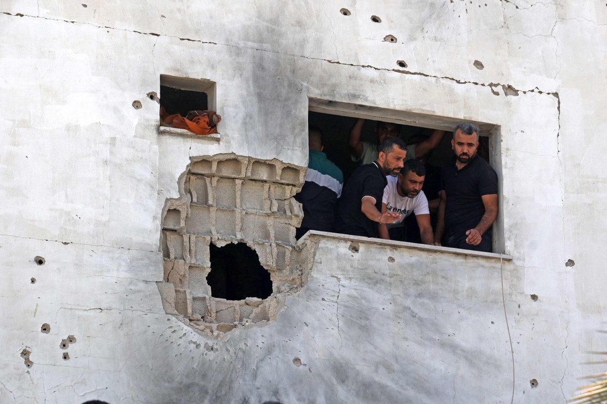 PENDUDUK Palestin meninjau kerosakan bangunan akibat serangan tentera Israel di perkampungan Aqaba, Tebing Barat. FOTO AFP