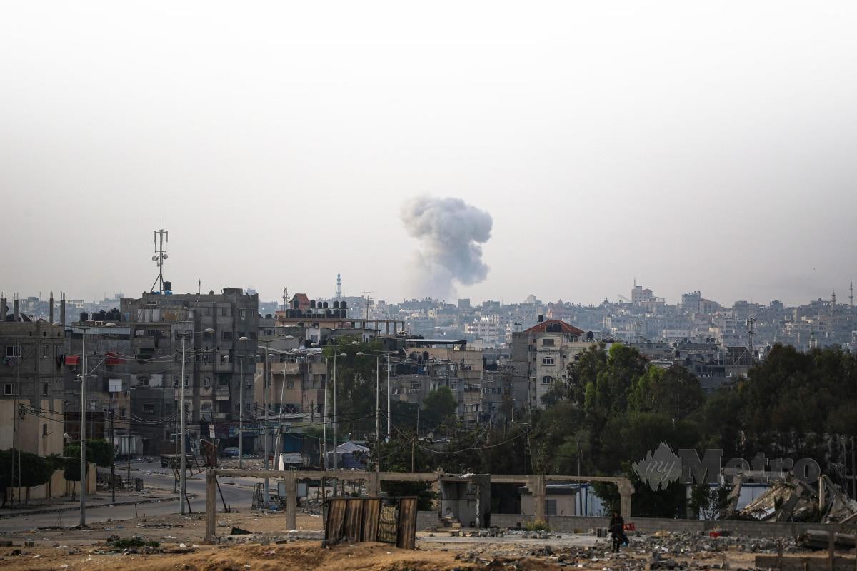 GAMBAR fail pada 19 Mei menunjukkan kepulan asap kelihatan selepas tentera Israel melancarkan serangan di Rafah. FOTO AFP
