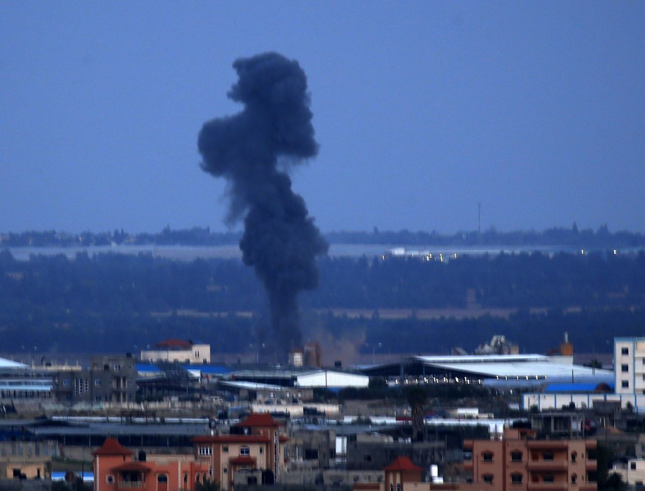 ASAP tebal kelihatan di Rafah selepas Israel melancarkan serangan di Semenanjung Gaza. FOTO AFP