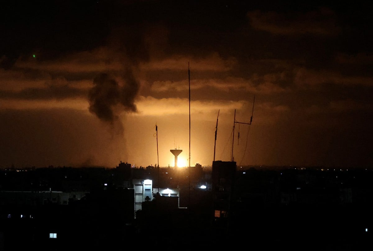 SERANGAN udara rejim zionis Israel di Rafah, selatan Semenanjung Gaza. FOTO AFP 