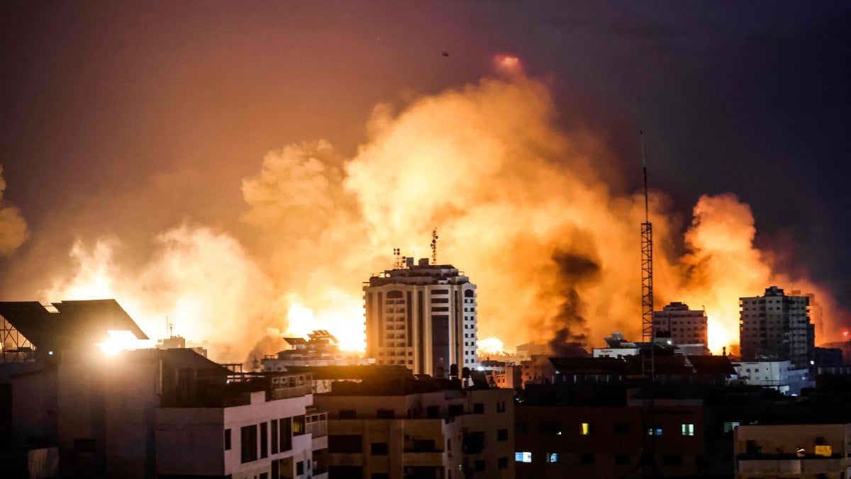 SERANGAN bom di bandar Gaza oleh tentera Israel. FOTO AFP