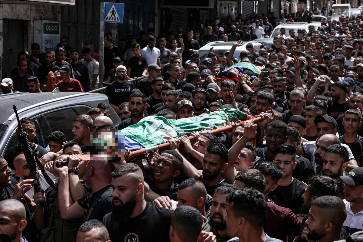 PENDUDUK Palestin berarak mengiringi mayat lelaki yang dibunuh rejim Zionis. FOTO AFP