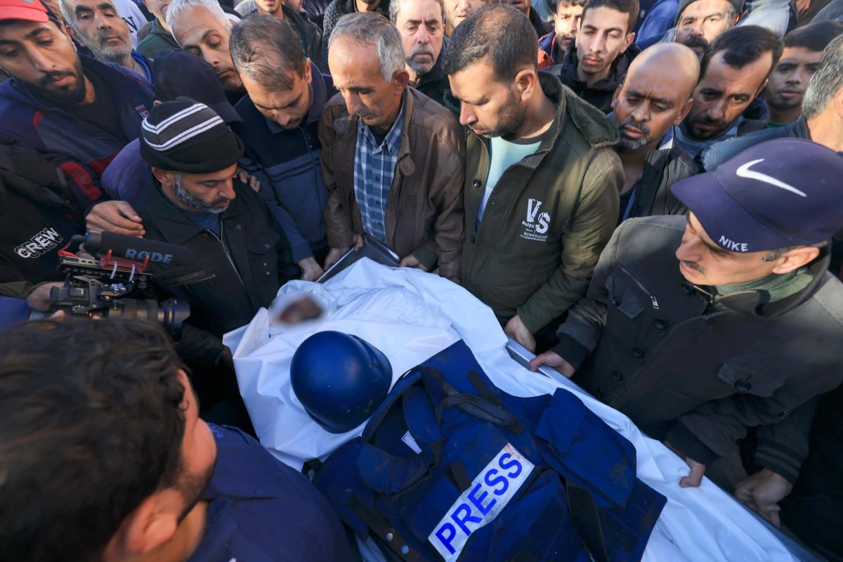 PENDUDUK Gaza meratapi kematian jurugambar Al Jazeera, Samer Abu Daqa yang terbunuh akibat serangan tentera zionis. FOTO  AFP