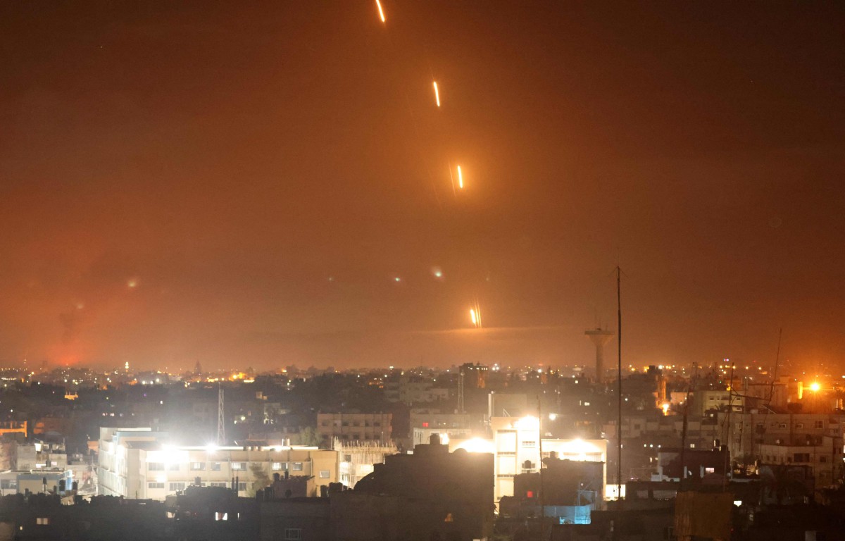 ROKET dilancarkan dari Rafah, Semenanjung Gaza ke arah Israel. FOTO AFP 