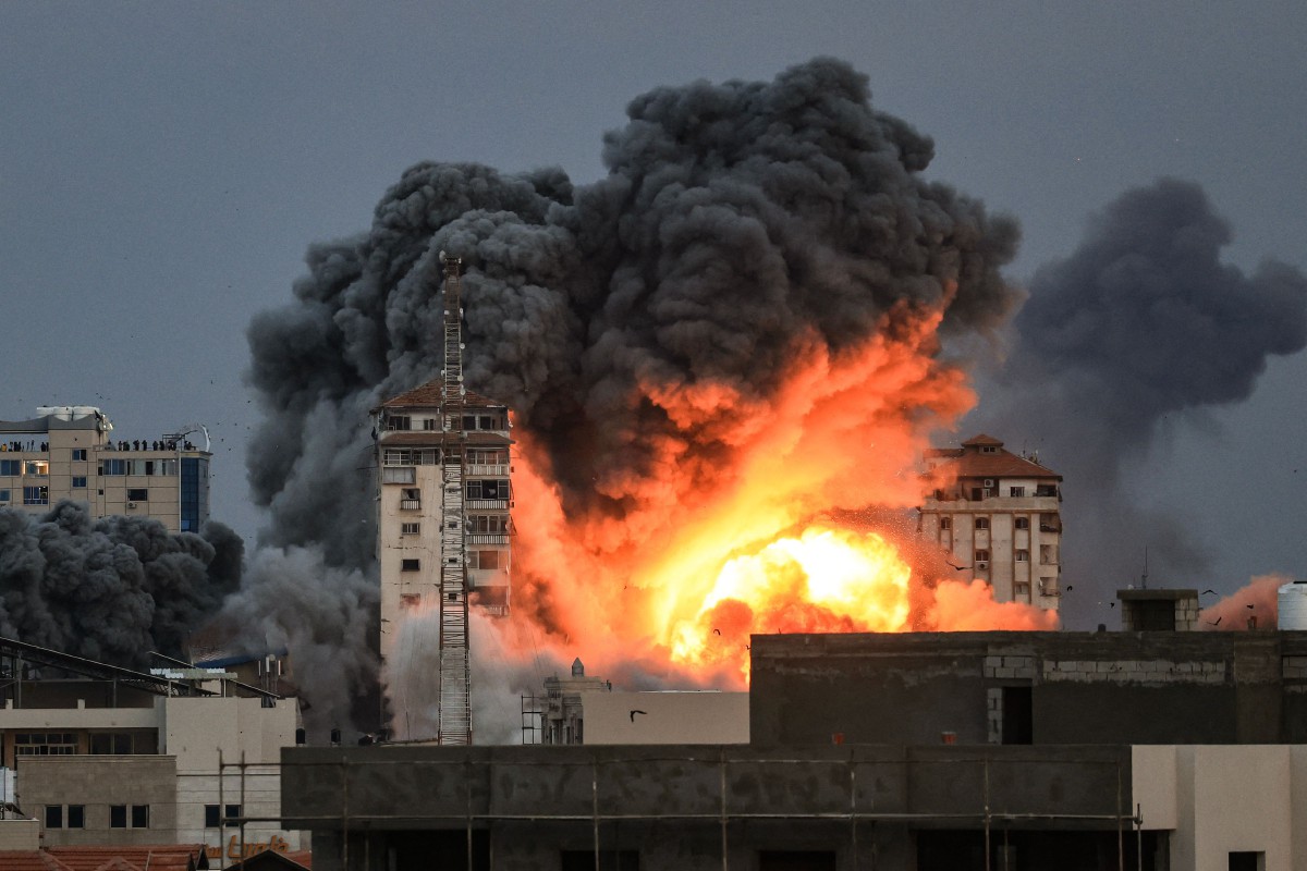 LETUPAN bangunan akibat serangan tentera Israel di bandar Gaza. FOTO AFP