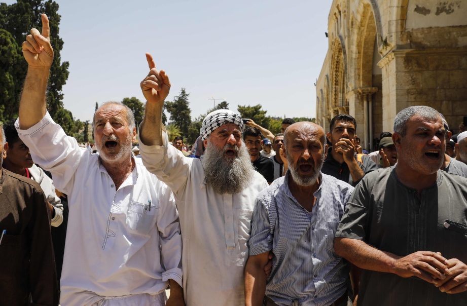  SEBAHAGIAN umat Islam yang membantah kemasukan Zionis ke Masjidil Al-Aqsa. FOTO: AFP