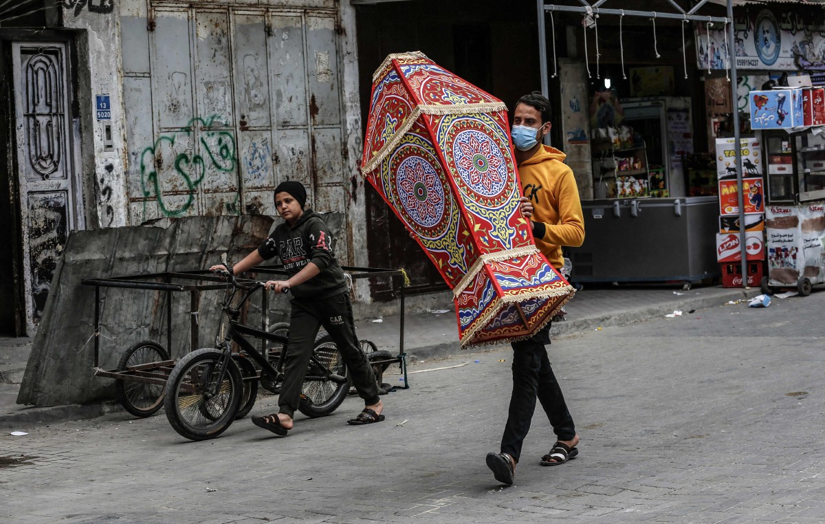 PENDUDUK Palestin membeli lantera di bandar Khan Yunis di Semenanjung Gaza. FOTO AFP 