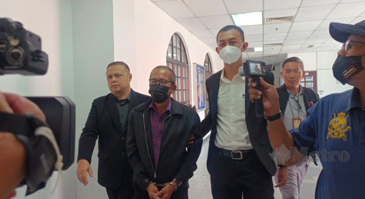 Saad Razali mengaku bersalah atas pertuduhan memalsukan cek milik Koperasi Peneroka Felda Selancar 3 di Mahkamah Sesyen Johor Bahru hari ini. FOTO Mary Victoria Dass