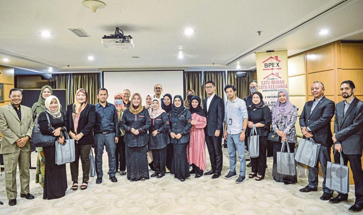 NORASHIKIN (depan, lima dari kiri) bersama media dan ejen perumahan pada Majlis Taklimat Media Sempena Pameran BPEX 2022.