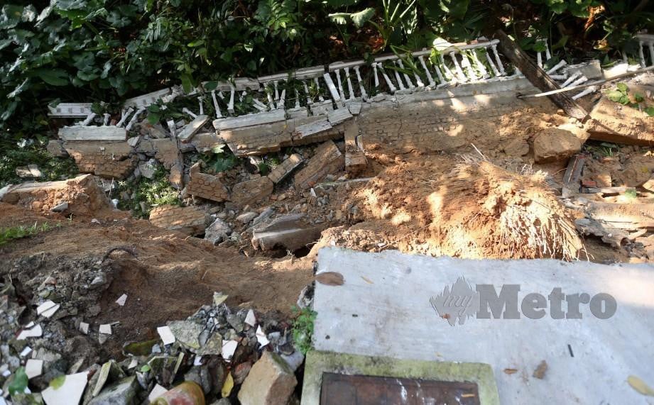 KEADAAN tanah runtuh di Pangsapuri Azlea, Kampung Sri Penchala, hingga menyebabkan penduduk terpaksa dipindahkan. FOTO Mohamad Shahril Badri Saali